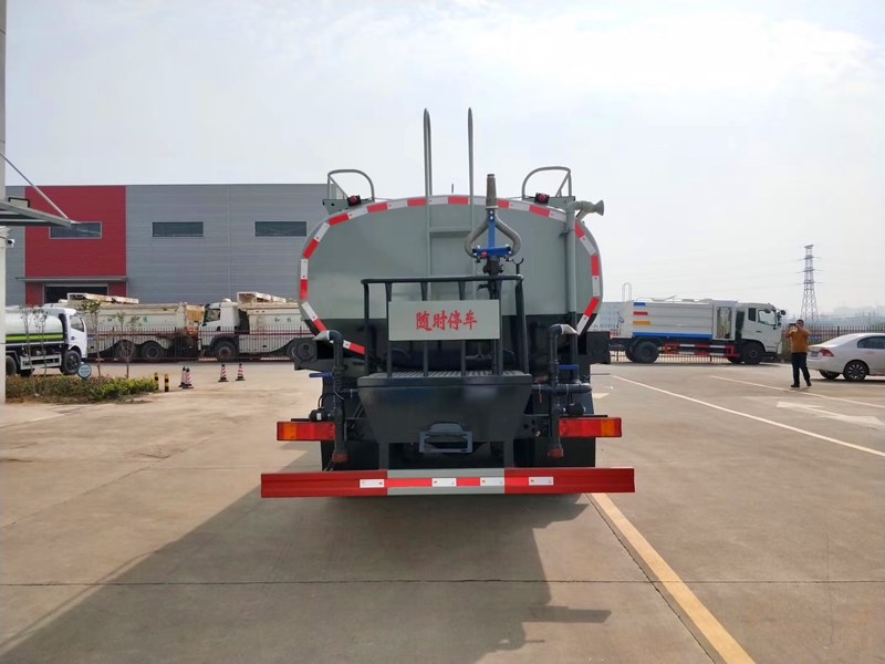 五、國六東風天龍后雙橋20噸灑水車管路系統: 由管道、四位三通球閥、直通球閥、過濾網、出水口(前沖后灑、側噴;高位側花灑;后工作平臺,帶綠化灑水高炮)組成。 五、國六東風天龍后雙橋20噸灑水車管路系統: 由管道、四位三通球閥、直通球閥、過濾網、出水口(前沖后灑、側噴;高位側花灑;后工作平臺,帶綠化灑水高炮)組成。