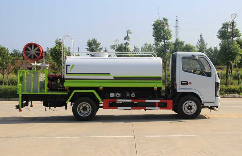 東風小多利卡5噸灑水車國六底盤配置: 采用東風D6系列新款駕駛室,3308mm軸距,搭載國六全柴115馬力柴油發(fā)動機或朝柴130馬力柴油發(fā)動機,萬里揚5檔變速箱,3.5T后橋,7.00R16鋼絲胎,ABS,標配電動窗、中控鎖、遙控鑰匙、日間行車燈、自動落鎖、斷氣剎、瞬時油耗,科技感十足,駕乘更舒適,GB7258新規(guī)。 東風小多利卡國六灑水車: 采用4mm優(yōu)質(zhì)碳鋼板,罐內(nèi)制作減震波浪隔板,配置灑水車專用水泵(能實現(xiàn)泵進泵出功能),安裝前沖、后灑、側(cè)噴、灑水車平臺、灑水高炮(可調(diào)節(jié)直流、大雨、小雨、毛毛雨、霧狀效果),帶兩根吸水管,電子音樂喇叭及消防接口。灑水車垂直吸程7米,灑水寬度大于20米,射程大于28米。灑水車可加裝前沖后灑氣動閥駕駛室控制、可加裝霧炮機組發(fā)電機組噴霧降塵裝置。 東風小多利卡5噸灑水車國六底盤配置: 采用東風D6系列新款駕駛室,3308mm軸距,搭載國六全柴115馬力柴油發(fā)動機或朝柴130馬力柴油發(fā)動機,萬里揚5檔變速箱,3.5T后橋,7.00R16鋼絲胎,ABS,標配電動窗、中控鎖、遙控鑰匙、日間行車燈、自動落鎖、斷氣剎、瞬時油耗,科技感十足,駕乘更舒適,GB7258新規(guī)。 東風小多利卡國六灑水車: 采用4mm優(yōu)質(zhì)碳鋼板,罐內(nèi)制作減震波浪隔板,配置灑水車專用水泵(能實現(xiàn)泵進泵出功能),安裝前沖、后灑、側(cè)噴、灑水車平臺、灑水高炮(可調(diào)節(jié)直流、大雨、小雨、毛毛雨、霧狀效果),帶兩根吸水管,電子音樂喇叭及消防接口。灑水車垂直吸程7米,灑水寬度大于20米,射程大于28米。灑水車可加裝前沖后灑氣動閥駕駛室控制、可加裝霧炮機組發(fā)電機組噴霧降塵裝置。